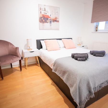 Bright And Spacious One Bedroom Apparment, Free Parking Лондон Екстериор снимка