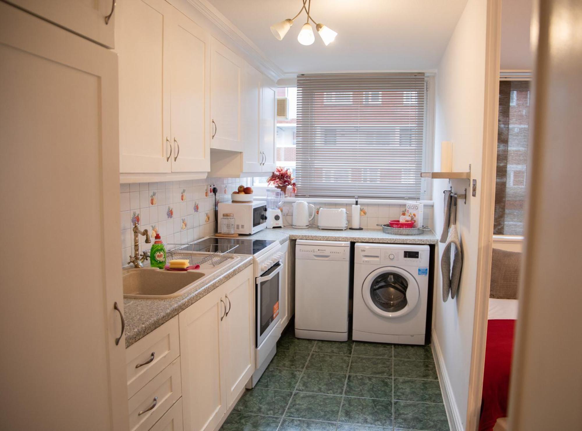 Bright And Spacious One Bedroom Apparment, Free Parking Лондон Екстериор снимка