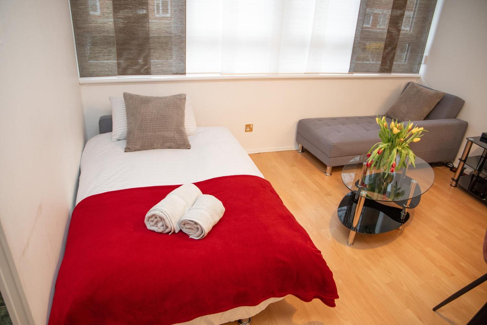 Bright And Spacious One Bedroom Apparment, Free Parking Лондон Екстериор снимка