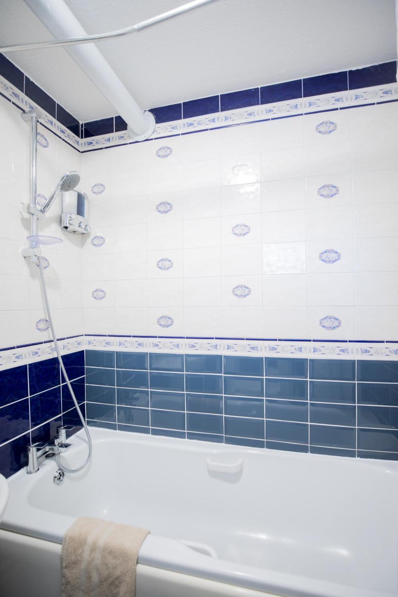 Bright And Spacious One Bedroom Apparment, Free Parking Лондон Екстериор снимка